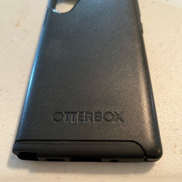 Otterbox case in black for iPhone 13 - Picture 2 of 2